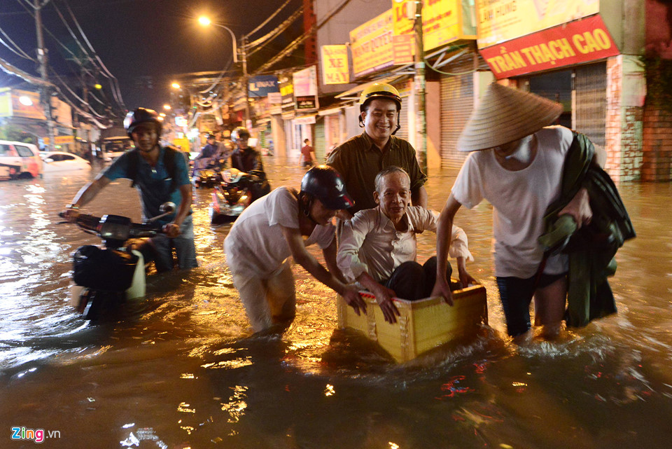 Người Sài Gòn lội nước ngập ngang bụng, ngã sấp mặt giữa đêm